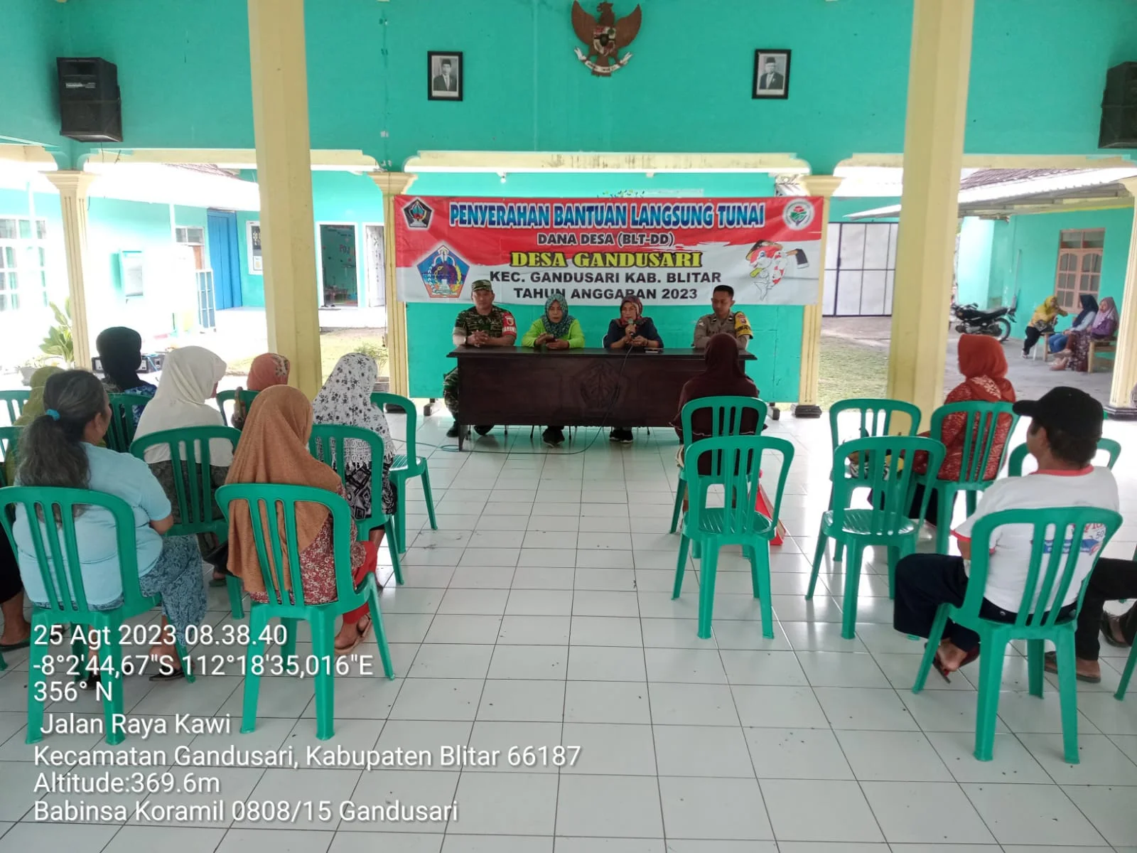 Pastikan Berjalan Lancar Dan Aman, Babinsa Koramil Gandusari Dampingi Kegiatan Penyaluran BLT DD