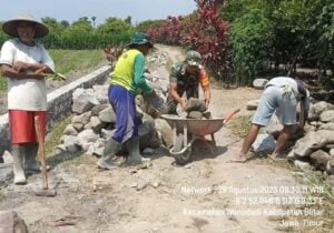 Peduli Pembangunan Di Wilayah, Babinsa Koramil Wonodadi Bersama Warga Masyarakat Gelar Gotong Royong Bersama