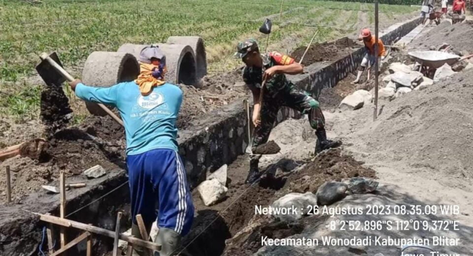 Peduli Pembangunan Di Wilayah, Babinsa Koramil Wonodadi Bersama Warga Masyarakat Gelar Gotong Royong Bersama