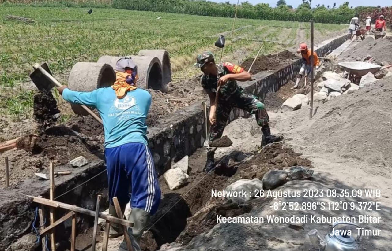 Peduli Pembangunan Di Wilayah, Babinsa Koramil Wonodadi Bersama Warga Masyarakat Gelar Gotong Royong Bersama
