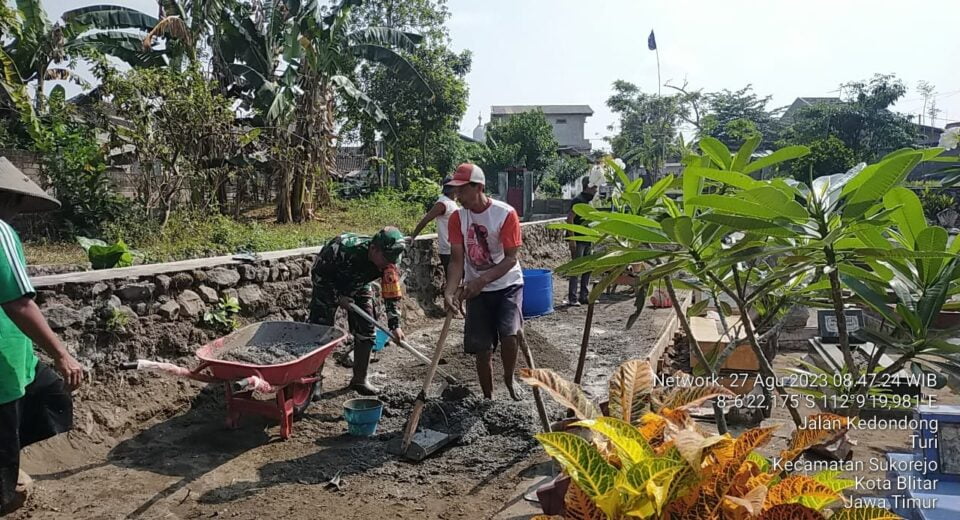 Tingkatkan Budaya Gotong Royong, Babinsa Koramil Sukorejo Gelar Kerja Bakti Bersama