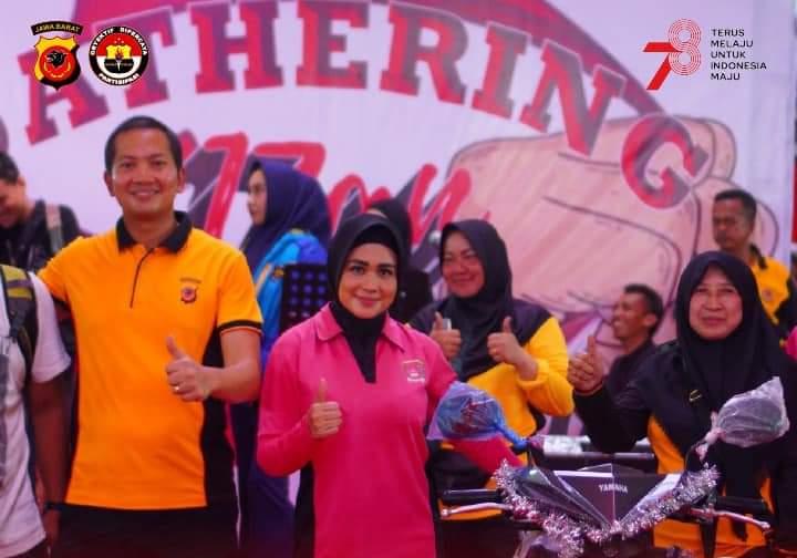 Memeriahkan HUT Kemerdekaan Republik Indonesia Ke 78, Polres Karawang Gelar Lomba Bagi Personil Waspira News | Karawang - Memeriahkan HUT Kemerdekaan Republik Indonesia Ke 78, Polres Karawang menggelar lomba bagi keluarga dan Personil. Kegiatan lomba ini tampak meriah yang dilaksanakan di Sport Hall Adiarsa, Sabtu (25/8/2023).pukul 07.00 Wib Kegiatan dipimpin oleh Kapolres Karawang AKBP Wirdhanto Hadicaksono didampingi Ibu ketua Bhayangkari cabang Karawang beserta Wakapolres Karawang Kompol Prasetyo PN beserta Ibu wakil ketua Bhayangkari cabang Polres Karawang. Kegiatan diikuti Para Pejabat utama, personil Polres, ASN dan Anggota bhayangkari Polres Karawang. Dalam kegiatan tersebut diadakan lomba bagi personil dan ASN dilingkungan Polres Karawang, serta ibu Bhayangkari Cab. Karawang Panitia menggolongkan berbagai jenis perlombaan yang diikuti personil maupun bhayangkari. " Para peserta lomba sangat antusias sehingga pelaksanaan kegiatan berlangsung meriah, apalagi dalam kegiatan ini, kita siapkan hadiah doorprize bagi pemenang, tandas Kapolres. Kapolres juga menambahkan bahwa kegiatan lomba yang digelar Polres Karawang ini dilaksanakan selain memeriahkan HUT Kemerdekaan RI ke 78, juga mempererat silaturahmi keluarga besar Polres Karawang, tambahnya. “Dengan adanya interaksi personil bersama bhayangkari, dapat lebih menambah silaturahmi dan situasi kekeluargaan diantara personil Polres Karawang.” Pungkas Kapolres. Dengan pelaksanaan berbagai lomba tersebut, diharapkan dapat memupuk kekompakan dan kebersamaan seluruh anggota keluarga besar Polres Karawang. Imbuhnya. Penutupan lomba diakhiri dengan penyerahan hadiah, salah satunya Hadiah Sepeda Motor kepada masing- masing juara oleh Kapolres Karawang dan Ketua Bhayangkari Cabang Karawang.