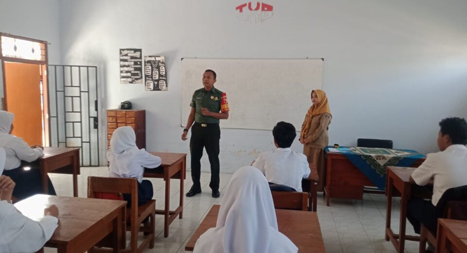 Berikan Wawasan Kebangsaan, Anggota Koramil Garum Laksanakan Kegiatan Babinsa Masuk Sekolah Blitar - Dalam rangka menanamkan rasa cinta tanah air sejak dini, anggota Koramil 0808/02 Garum Kodim 0808/Blitar Serda Puji Santoso, melaksanakan kegiatan Babinsa masuk sekolah, sekaligus memberikan wawasan kebangsaan kepada para siswa siswi. Serda Puji Santoso menyampaikan, kegiatan pemberian wawasan kebangsaan kali ini, bertempat di SMP Negeri 3 Garum Jl. Jawa Kel. Tawangsari Kec. Garum Kab. Blitar, Senin (28/8/2023). Adanya kegiatan ini, disambut gembira oleh para siswa-siswi. Serda Puji Santoso menuturkan, pemberian wawasan kebangsaan ini sangat tepat sekali, untuk di berikan kepada generasi muda. Dengan pemberian wawasan kebangsaan ini, semoga dapat membentuk mental dan perilaku yang baik, kepada para siswa siswi, ujarnya. Sesuai dengan levelnya, tentu pemberian wawasan kebangsaan tersebut, harus disesuaikan dengan kondisi usia saat ini, tambahnya. Apabila sejak dini sudah di bekali wawasan kebangsaan, maka generasi muda akan senantiasa dapat berbuat baik dan mampu mempertahankan nilai nilai kebangsaannya. Walaupun pengaruh perkembangan teknologi dan informatika terus berkembang dengan pesat, imbuhnya. Lebih lanjut ia menambahkan, sebagai generasi muda harus memiliki jiwa nasionalisme dan wawasan kebangsaan yang tinggi. Agar nantinya dapat menjaga dan mengisi kemerdekaan NKRI ini, dengan hal hal yang positif, tegasnya (Dim0808).