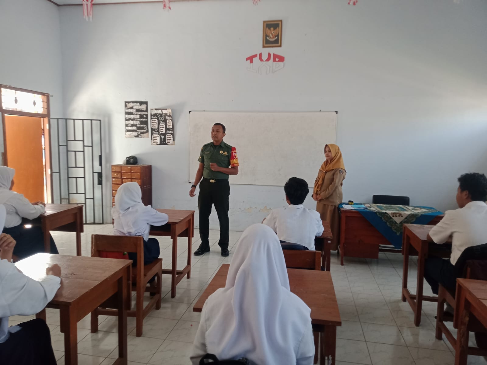 Berikan Wawasan Kebangsaan, Anggota Koramil Garum Laksanakan Kegiatan Babinsa Masuk Sekolah Blitar - Dalam rangka menanamkan rasa cinta tanah air sejak dini, anggota Koramil 0808/02 Garum Kodim 0808/Blitar Serda Puji Santoso, melaksanakan kegiatan Babinsa masuk sekolah, sekaligus memberikan wawasan kebangsaan kepada para siswa siswi. Serda Puji Santoso menyampaikan, kegiatan pemberian wawasan kebangsaan kali ini, bertempat di SMP Negeri 3 Garum Jl. Jawa Kel. Tawangsari Kec. Garum Kab. Blitar, Senin (28/8/2023). Adanya kegiatan ini, disambut gembira oleh para siswa-siswi. Serda Puji Santoso menuturkan, pemberian wawasan kebangsaan ini sangat tepat sekali, untuk di berikan kepada generasi muda. Dengan pemberian wawasan kebangsaan ini, semoga dapat membentuk mental dan perilaku yang baik, kepada para siswa siswi, ujarnya. Sesuai dengan levelnya, tentu pemberian wawasan kebangsaan tersebut, harus disesuaikan dengan kondisi usia saat ini, tambahnya. Apabila sejak dini sudah di bekali wawasan kebangsaan, maka generasi muda akan senantiasa dapat berbuat baik dan mampu mempertahankan nilai nilai kebangsaannya. Walaupun pengaruh perkembangan teknologi dan informatika terus berkembang dengan pesat, imbuhnya. Lebih lanjut ia menambahkan, sebagai generasi muda harus memiliki jiwa nasionalisme dan wawasan kebangsaan yang tinggi. Agar nantinya dapat menjaga dan mengisi kemerdekaan NKRI ini, dengan hal hal yang positif, tegasnya (Dim0808).
