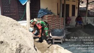 Wujud Kepedulian, Babinsa Koramil Sanankulon Bantu Atasi Kesulitan Warga Binaannya