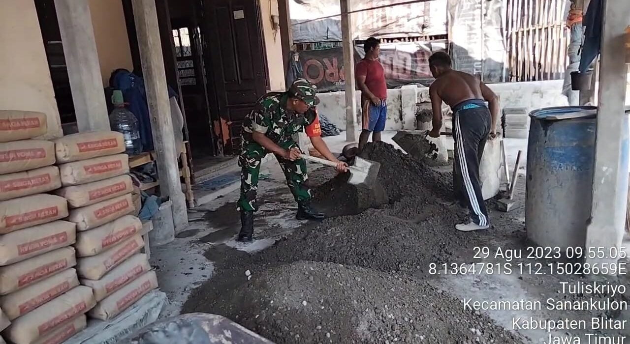 Wujud Kepedulian, Babinsa Koramil Sanankulon Bantu Atasi Kesulitan Warga Binaannya