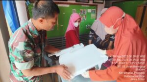 Peduli Kesehatan Anak, Babinsa Koramil Ponggok Dampingi Kegiatan Posyandu Balita