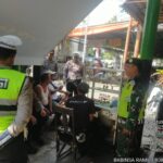 Peduli Kebersihan Lingkungan, Babinsa Koramil Kademangan Bersama Warga Masyarakat Gelar Jumat Bersih