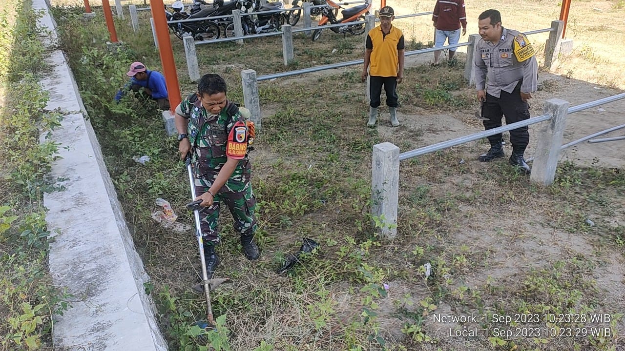 Peduli Kebersihan Lingkungan, Babinsa Koramil Kademangan Bersama Warga Masyarakat Gelar Jumat Bersih