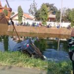 Wujud Manunggal Dengan Rakyat, Babinsa Koramil Wlingi Bantu Bangun Rumah Warga Binaannya