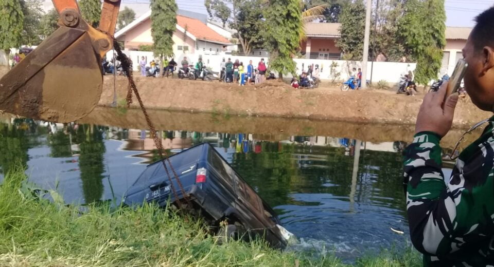 Hindari Tabrakan Dua Kendaraan Nyemplung Ke Sebuah Kali