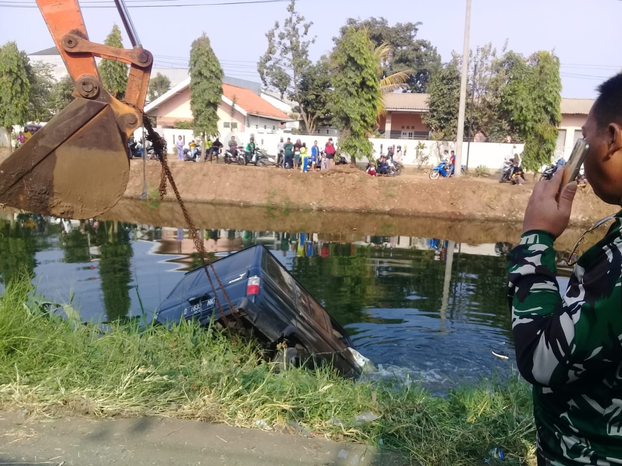 Hindari Tabrakan Dua Kendaraan Nyemplung Ke Sebuah Kali