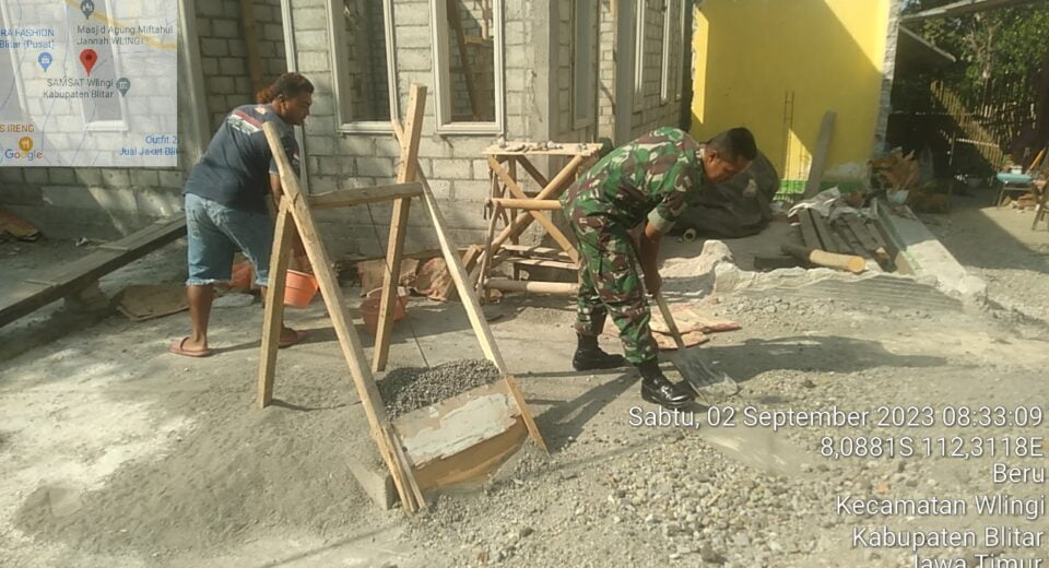 Wujud Manunggal Dengan Rakyat, Babinsa Koramil Wlingi Bantu Bangun Rumah Warga Binaannya