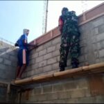 Wujud Manunggal Dengan Rakyat, Babinsa Koramil Wlingi Bantu Bangun Rumah Warga Binaannya