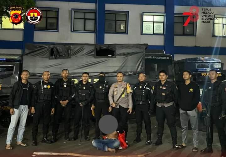 Sat Samapta Polres Bogor Amankan 1 Orang Pelajar Yang Hendak Tawuran Membawa Sajam Waspira News | Bogor - Pelaksanaan KRYD tadi malam sabtu malam minggu 2 September 2023 yang dimulai pada pukul 23.00 wib sampai dengan pagi hari di dapattin 1 orang Pelajar yang akan Lakukan Aksi Tawuran  sekitar pukul 03.00 wib dini hari di daerah Karadenan Kecamatan Cibinong kabuapten bogor. Kegiatan KRYD dan Razia ini atas arahan program Bapak Kapolres Bogor Polda Jabar AKBP Rio Wahyu Anggoro, SH,.SIK karena banyaknya laporan aduan masyarakat dimana Aksi Tawuran masih Mendominasi Wilayah Kabupaten Bogor, menjadikan keresahan bagi warga masyarakat dan juga masih banyak beredar di media sosial sebagai aksi konten yang sengaja dibuat mereka sebagai aksi jago - jagoan terhadap lawan mereka. (3/9/2023) Kasat Samapta IPTU Yogi SE,.MH menjelaskan Pada pukul 03.00  WIB  Patroli KRYD Sat Samapta pada saat melaksanakan Patroli, Mendapatti sekelompok para remaja pemuda yang mengendarai sepeda motor dengan ugal - ugal dan setelah di kejar langsung secara acak mereka melarikan diri dan meninggalkan sepeda motor dan barang bukti senjata tajam yang mereka bawa dan sempat di kejar akan tetapi sudah langsung berpencar berlarian berhamburan menghilang dan kami berhasil diamankan 1 orang yang di ketahui sebagai status masih pelajar di salah satu SMKN kabupaten bogor dengan nama inisial B (16) rumah beralamat di wilayah Karadenan kecamatan Cibinong kabupaten bogor, barang bukti yang diamankan dari para kelompok tersebut barang bukti diantaranya 1 buah golok, 2 buah bambu, 2 buah Handphone dan 6 unit sepeda motor. Kegiatan berlangsung cepat dan kondusif pada pukul 05.30 wib,  setelah mengamankan 1 orang berikut barang bukti yang ada di TKP dan selanjutnya kembali ke mako polres bogor, untuk 1 orang yang diamankan berikut barang bukti saat ini sudah diserahkan ke Sat Reksrim Polres Bogor untuk di periksa lebih lanjut, ungkapnya