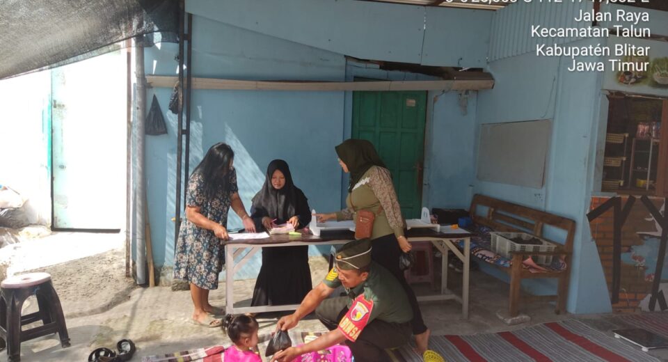 Dukung Program Pemerintah, Babinsa Koramil Talun Dampingi Kegiatan Posyandu Balita Di Wilayah Binaannya