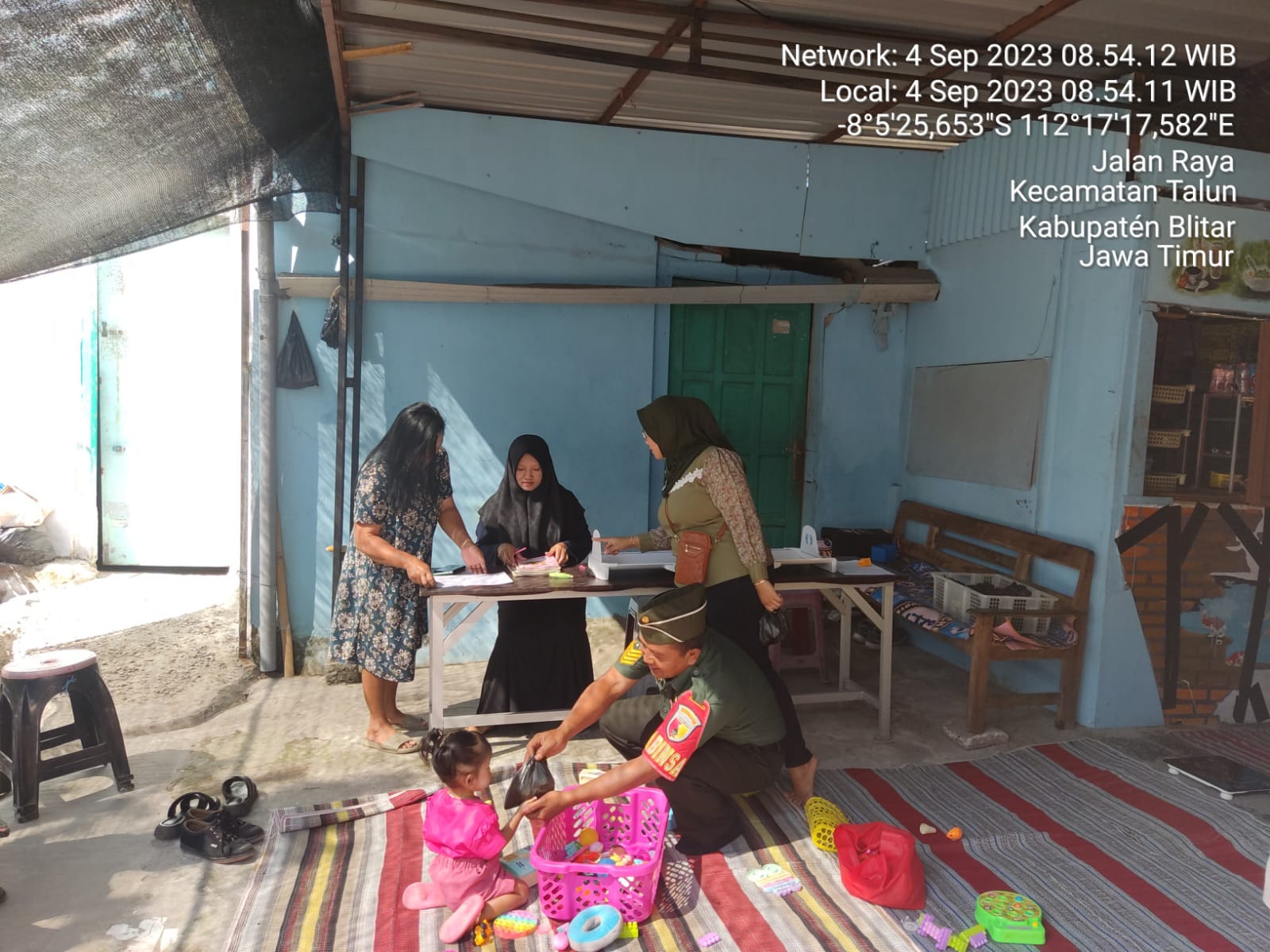 Dukung Program Pemerintah, Babinsa Koramil Talun Dampingi Kegiatan Posyandu Balita Di Wilayah Binaannya