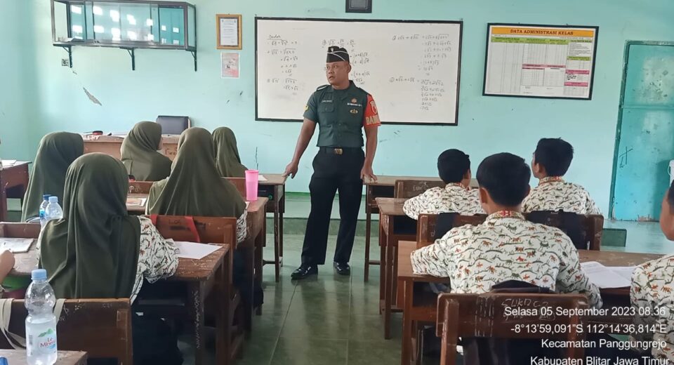 Wujudkan Generasi Muda Yang Berkualitas, Babinsa Koramil Panggungrejo Berikan Wasbang Di Sekolah