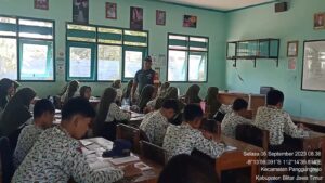 Wujudkan Generasi Muda Yang Berkualitas, Babinsa Koramil Panggungrejo Berikan Wasbang Di Sekolah