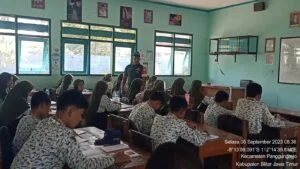 Wujudkan Generasi Muda Yang Berkualitas, Babinsa Koramil Panggungrejo Berikan Wasbang Di Sekolah