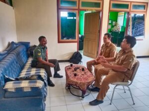Tingkatkan Sinergitas Di Wilayah, Babinsa Koramil Wlingi Gelar Kegiatan Komsos Dengan Perangkat Desa
