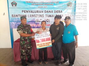 Pastikan Tepat Sasaran, Babinsa Koramil Udanawu Dampingi Kegiatan Penyaluran Bantuan Langsung Tunai Dana Desa