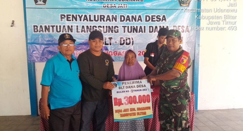 Pastikan Tepat Sasaran, Babinsa Koramil Udanawu Dampingi Kegiatan Penyaluran Bantuan Langsung Tunai Dana Desa