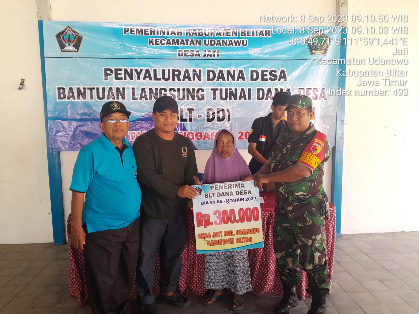 Pastikan Tepat Sasaran, Babinsa Koramil Udanawu Dampingi Kegiatan Penyaluran Bantuan Langsung Tunai Dana Desa