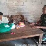 Pastikan Tepat Sasaran, Babinsa Koramil Udanawu Dampingi Kegiatan Penyaluran Bantuan Langsung Tunai Dana Desa
