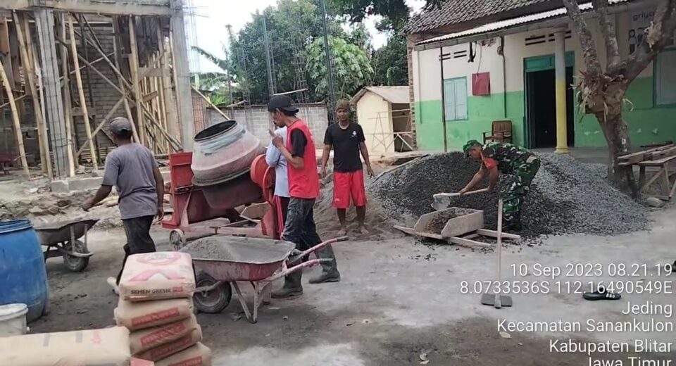Kompak, Babinsa Koramil Sanankulon Bersama Warga Gelar Kerja Bakti Bangun Mushola Blitar - Babinsa Koramil 0808/04 Sanankulon Kodim 0808/Blitar Kopka Agus Syairudin bersama warga masyarakat, melaksanakan kegiatan kerja bakti dan gotong royong untuk membangun Mushola Darul Huda, bertempat di RT. 02 RW. 01 Desa Jeding Kec. Sanankulon Kab. Blitar, Minggu (10/9/2023). Kopka Agus Syairudin di sela sela kegiatan tersebut menyampaikan, kegiatan kerja bakti dan gotong royong bersama ini, merupakan wujud adanya kekompakan, kebersamaan dan kepedulian terkait dengan pembangunan Mushola Darul Huda yang ada di Desa Jeding ini. Harapannya pekerjaan ini bisa dikerjakan secara bersama sama, agar cepat selesai serta dapat di gunakan untuk melaksanakan kegiatan ibadah bagi umat Islam, dengan nyaman dan aman. Kegiatan kerja bakti dan gotong royong bersama ini, mudah mudahan juga dapat membuahkan hasil yang optimal. Sesuai yang diharapkan dan nantinya bisa berguna serta bermanfaat bagi warga masyarakat sekitar. Dengan adanya kegiatan kerja bakti bersama ini, Kopka Agus juga berupaya meningkatkan semangat gotong royong di lapangan. Dan semoga kebersamaan seperti ini, bisa kita jaga dan ditingkatkan dalam berbagai kesempatan kedepan. Sehingga slogan TNI kuat bersama rakyat benar adanya. Lebih lanjut ia menuturkan, kegiatan ini sekaligus untuk mempererat tali silaturahmi dan kekeluargaan dengan warga masyarakat, utamanya yang ada di wilayah binaan, tuturnya (Dim0808)