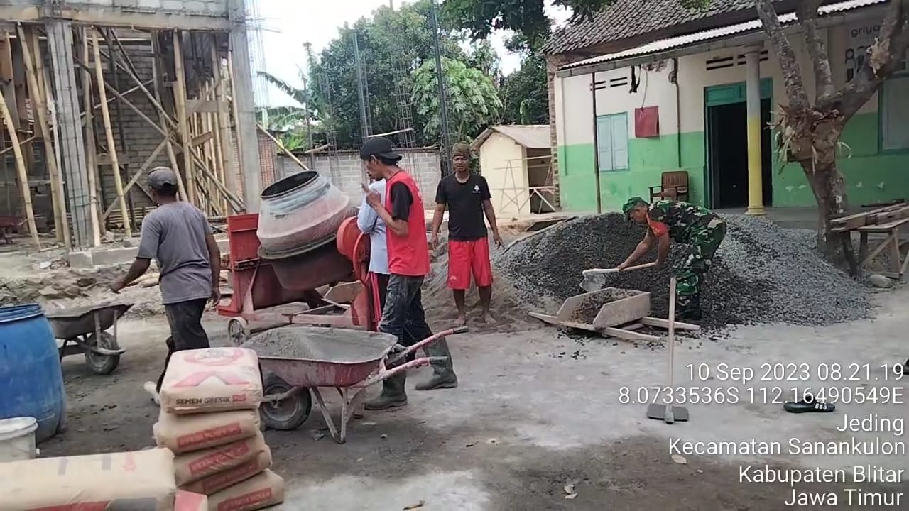 Kompak, Babinsa Koramil Sanankulon Bersama Warga Gelar Kerja Bakti Bangun Mushola Blitar - Babinsa Koramil 0808/04 Sanankulon Kodim 0808/Blitar Kopka Agus Syairudin bersama warga masyarakat, melaksanakan kegiatan kerja bakti dan gotong royong untuk membangun Mushola Darul Huda, bertempat di RT. 02 RW. 01 Desa Jeding Kec. Sanankulon Kab. Blitar, Minggu (10/9/2023). Kopka Agus Syairudin di sela sela kegiatan tersebut menyampaikan, kegiatan kerja bakti dan gotong royong bersama ini, merupakan wujud adanya kekompakan, kebersamaan dan kepedulian terkait dengan pembangunan Mushola Darul Huda yang ada di Desa Jeding ini. Harapannya pekerjaan ini bisa dikerjakan secara bersama sama, agar cepat selesai serta dapat di gunakan untuk melaksanakan kegiatan ibadah bagi umat Islam, dengan nyaman dan aman. Kegiatan kerja bakti dan gotong royong bersama ini, mudah mudahan juga dapat membuahkan hasil yang optimal. Sesuai yang diharapkan dan nantinya bisa berguna serta bermanfaat bagi warga masyarakat sekitar. Dengan adanya kegiatan kerja bakti bersama ini, Kopka Agus juga berupaya meningkatkan semangat gotong royong di lapangan. Dan semoga kebersamaan seperti ini, bisa kita jaga dan ditingkatkan dalam berbagai kesempatan kedepan. Sehingga slogan TNI kuat bersama rakyat benar adanya. Lebih lanjut ia menuturkan, kegiatan ini sekaligus untuk mempererat tali silaturahmi dan kekeluargaan dengan warga masyarakat, utamanya yang ada di wilayah binaan, tuturnya (Dim0808)