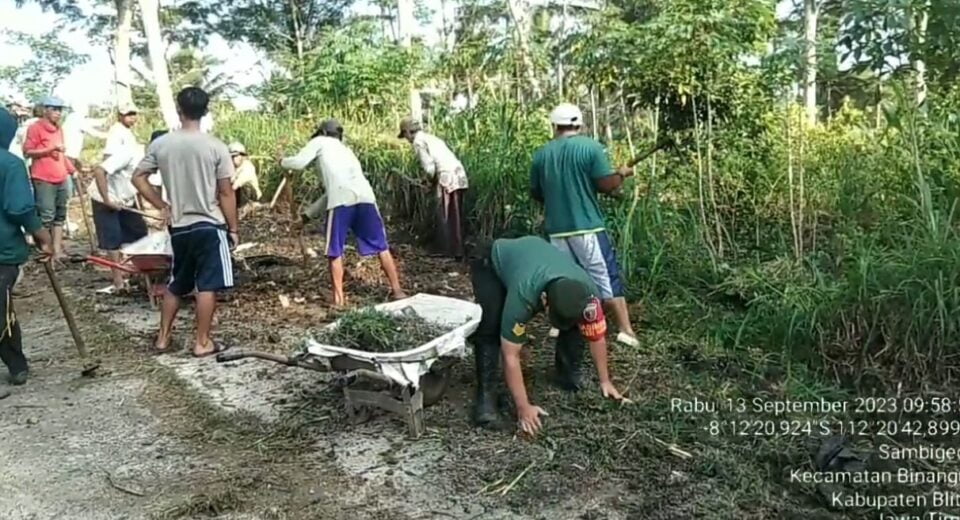 Tingkatkan Sinergitas, Babinsa Koramil Binangun Bersama Warga Gelar Kerja Bakti Bersihkan Lingkungan Sekitar