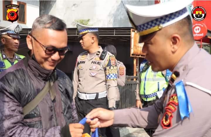 Jelang Hari Lalulintas Bhayangkara Ke-68, Polisi Salurkan Bansos Kepada Pemulung, Tukang Becak Dan Ojeg