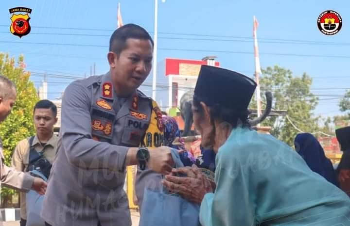 Kapolres Karawang Bagikan Sembako Bagikan Sembako Kepada Warga Si Polsek Purwasari