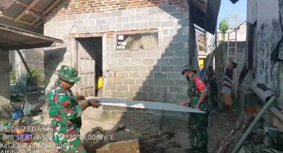 Selalu Hadir Di Tengah Masyarakat, Babinsa Koramil Kesamben Bantu Perbaiki Rumah Warga Binaannya