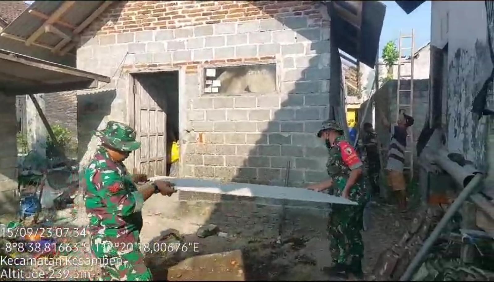 Selalu Hadir Di Tengah Masyarakat, Babinsa Koramil Kesamben Bantu Perbaiki Rumah Warga Binaannya