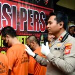 Kapolres Karawang Bagikan Sembako Bagikan Sembako Kepada Warga Si Polsek Purwasari