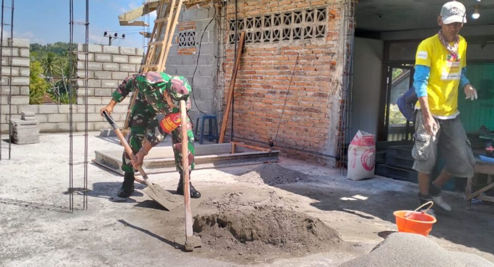 Manunggal Dengan Rakyat, Babinsa Koramil Bakung Bantu Warga Binaannya Bangun Rumah