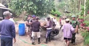 Gotong Royong TNI Bersama Warga