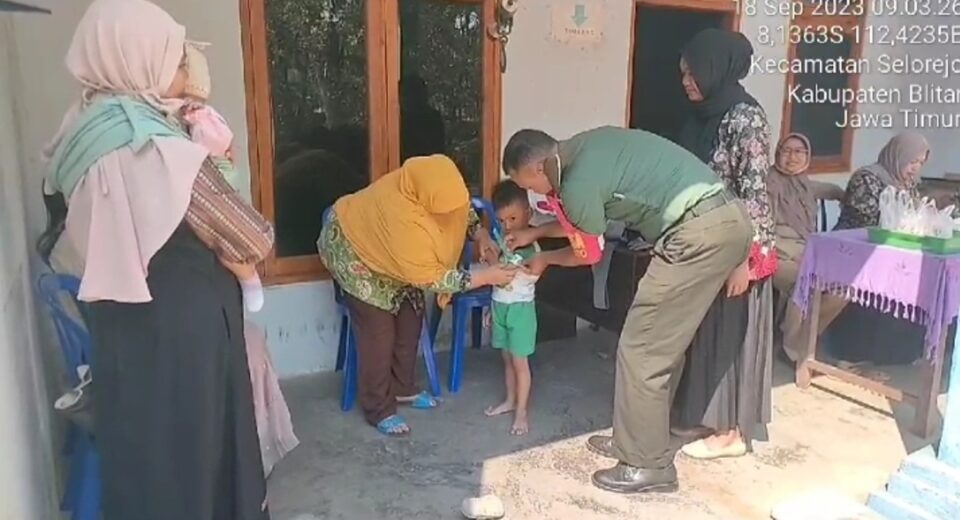 Peduli Kesehatan Anak, Babinsa Koramil Selorejo Dampingi Kegiatan Posyandu Balita Di Wilayah Desa Binaannya