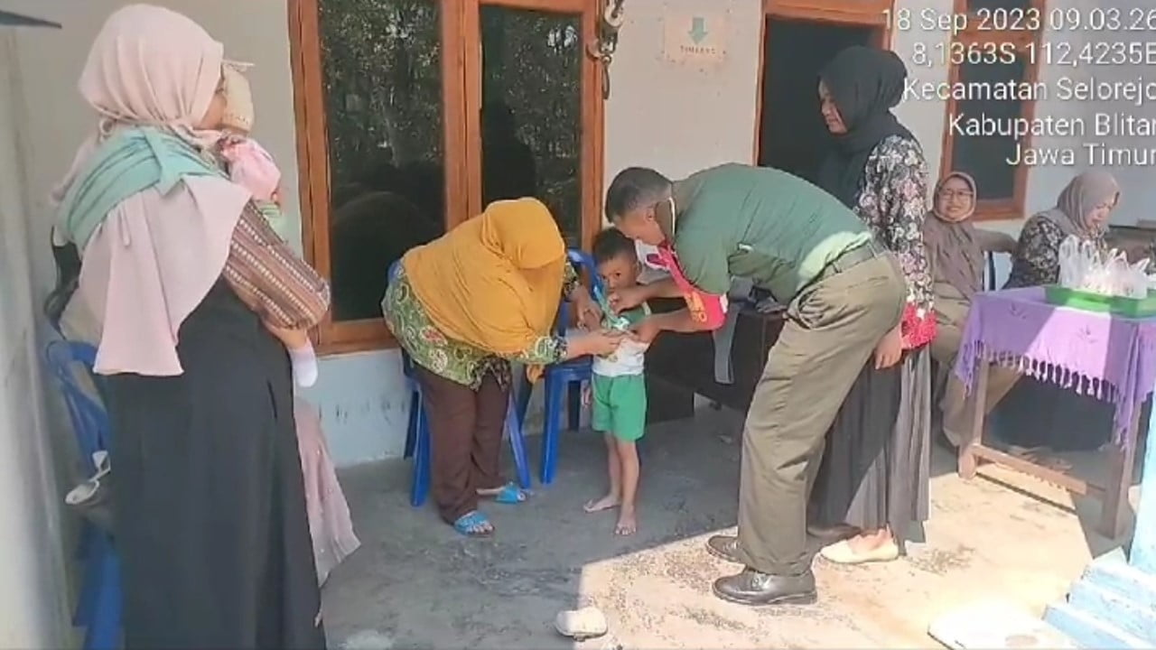 Peduli Kesehatan Anak, Babinsa Koramil Selorejo Dampingi Kegiatan Posyandu Balita Di Wilayah Desa Binaannya