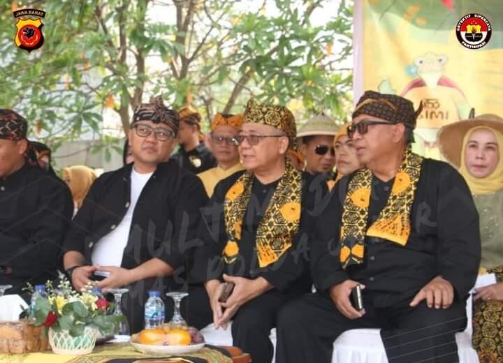 Kapolres Sukabumi  Antusias Ikuti Festival Bunga Sukabumi Suka Bunga dengan menaiki motor Vespa