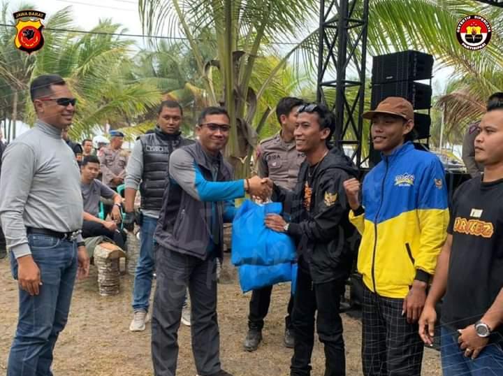 Kapolres Banjar beserta 4 Kapolres Se-Priangan Timur Touring Keselamatan dan Baksos ke Pangandaran