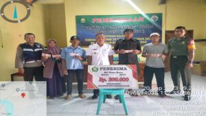 Pastikan Berjalan Lancar, Babinsa Koramil Doko Dampingi Kegiatan Penyaluran BLT DD