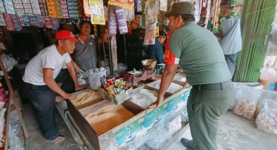 Terjun Langsung Ke Lapangan, Babinsa Koramil Udanawu Cek Harga Sembako Di Wilayah Binaannya