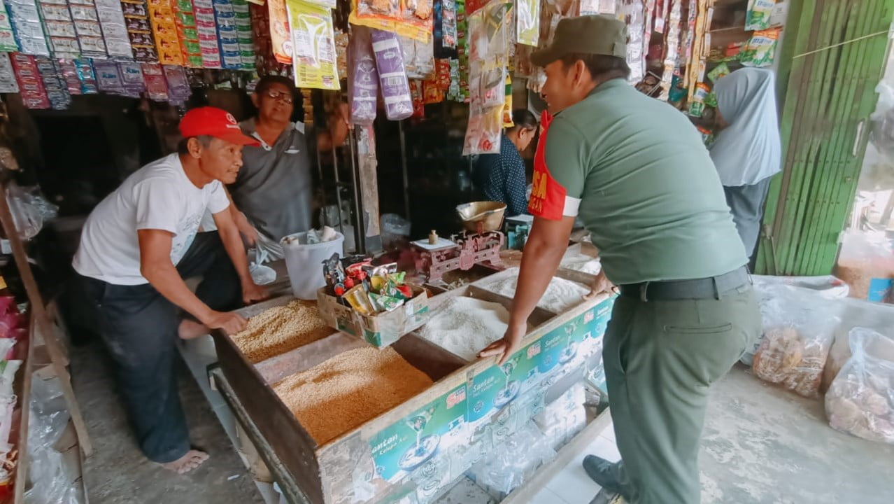 Terjun Langsung Ke Lapangan, Babinsa Koramil Udanawu Cek Harga Sembako Di Wilayah Binaannya