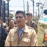 Jumat Bersih, Babinsa Koramil Nglegok Bersama Warga Masyarakat Bersihkan Lingkungan