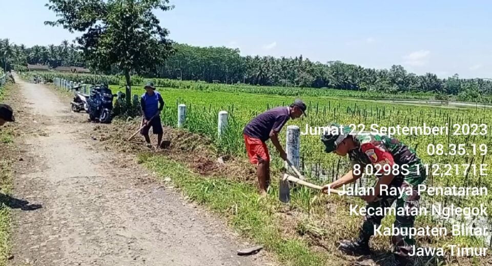 Jumat Bersih, Babinsa Koramil Nglegok Bersama Warga Masyarakat Bersihkan Lingkungan