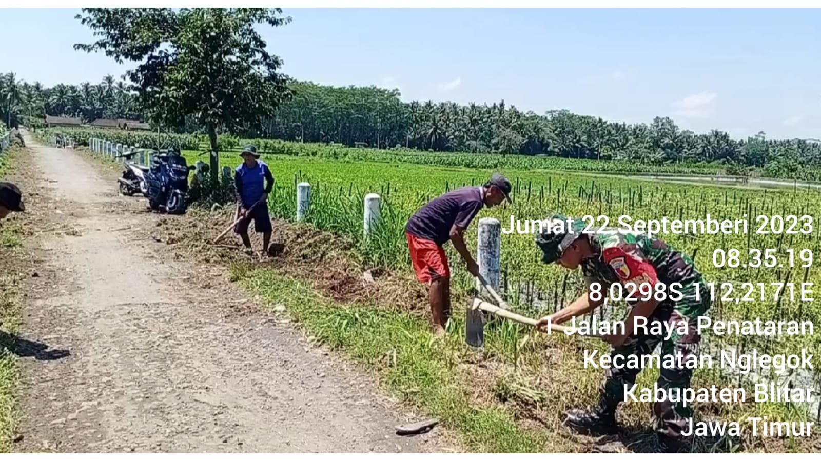 Jumat Bersih, Babinsa Koramil Nglegok Bersama Warga Masyarakat Bersihkan Lingkungan