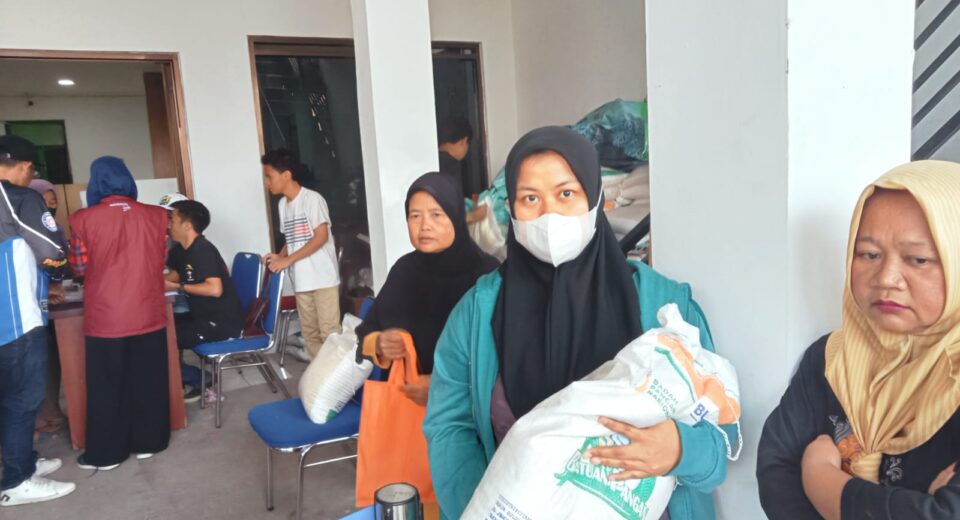 Desa Sayati Bagikan Beras 576 KPM Prioritaskan Para Manula Dan Buruh Harian Lepas